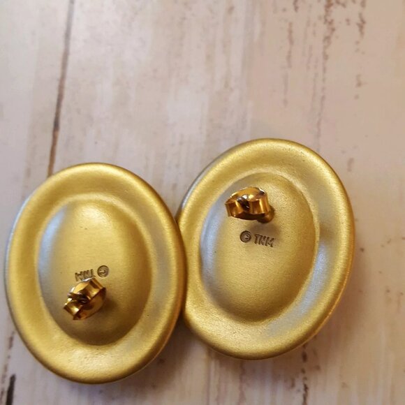 Museum jewelry matted goldtone brass black earrings marked TNM - Picture 2 of 3